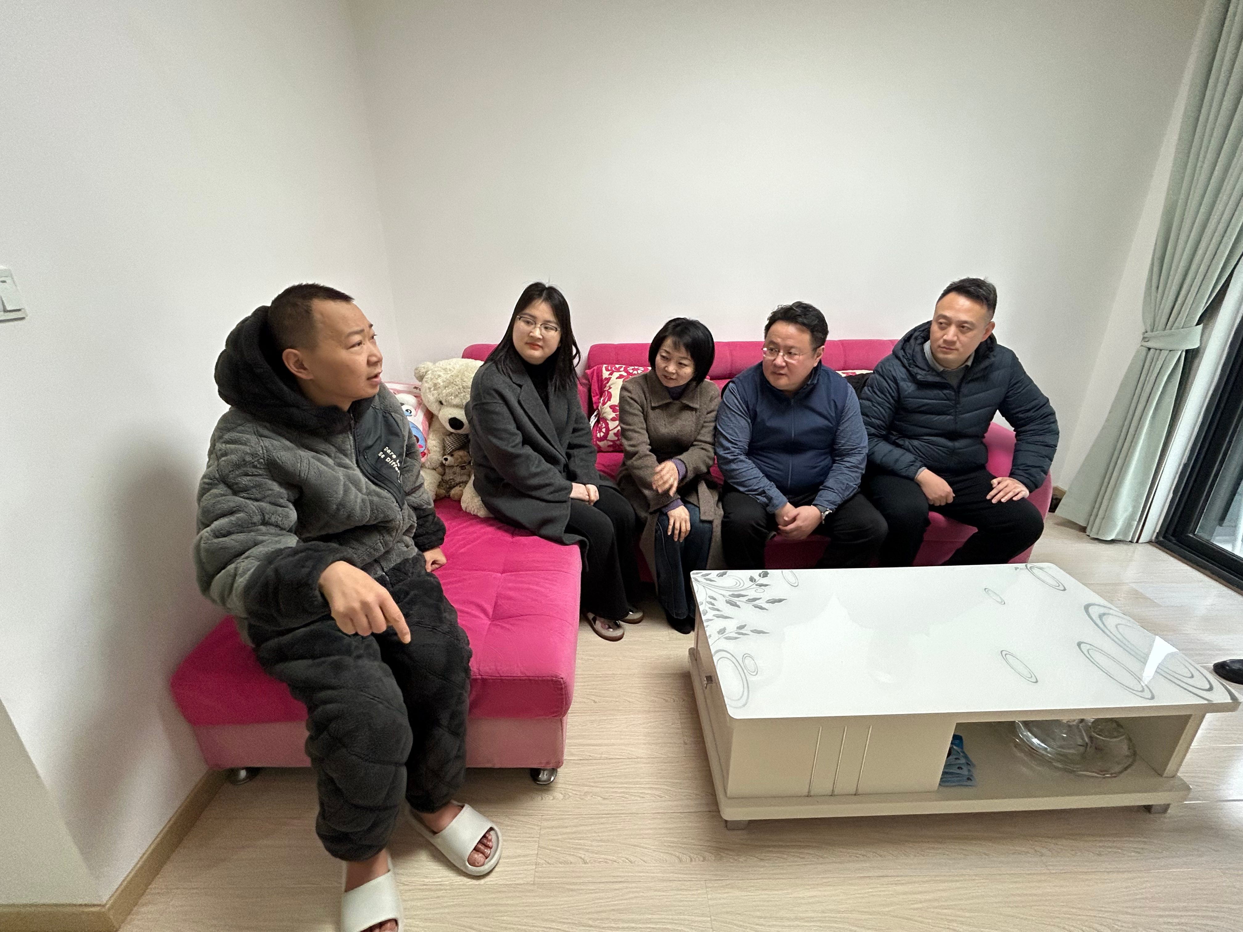 心系困难党员  温情传递关怀