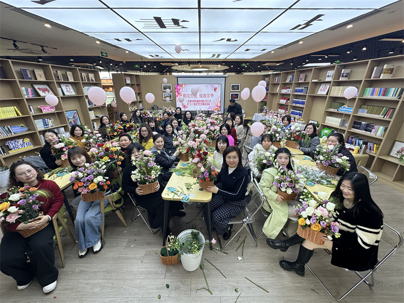 指尖生花庆佳节  女工芳华绽风采